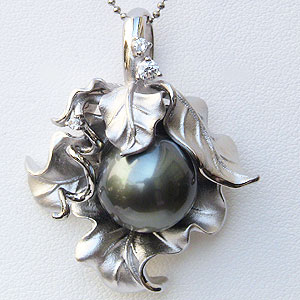 【只今10%OFF中！】真珠 パール ペンダントトップ タヒチ黒蝶真珠 13mm リーフ（葉）モチーフ 人気 おすすめ カジュアル トレンド プレゼント ギフト 夏ジュエリー ボーナス