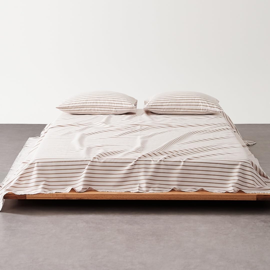【シングルサイズ】160x245cm 【仕様】一枚布のシーツ、接ぎ目なし 【超長綿100%】316スレッドカウント(TC)高密度で希少な60番手極細糸。摩擦に大変強く、繰り返しお洗濯をしても毛玉ができない、丈夫な生地です。家族の健康を大事にする方は天然素材を選びます。 【極上の肌触り】長持ちさせるため手濯いがおすすめですが、洗濯機使用可です。洗濯ネットをお使いください。ゆるめに脱水後、できるだけシワを伸ばして干してください。光沢感もありシワ日常使いには問題ないと思いますが、気になる場合はアイロンをおかけください。 【オールシーズン】通気性・吸水性に優れています。夏は涼しく冬は暖かく過ごして頂けます。 【お手入れ方法】洗濯の際も繊維の摩擦が起こるため、毛玉の原因になります。水量を多くしてネットに入れてお願いします。脱水はできるだけ短くし、平干しをおすすめします。