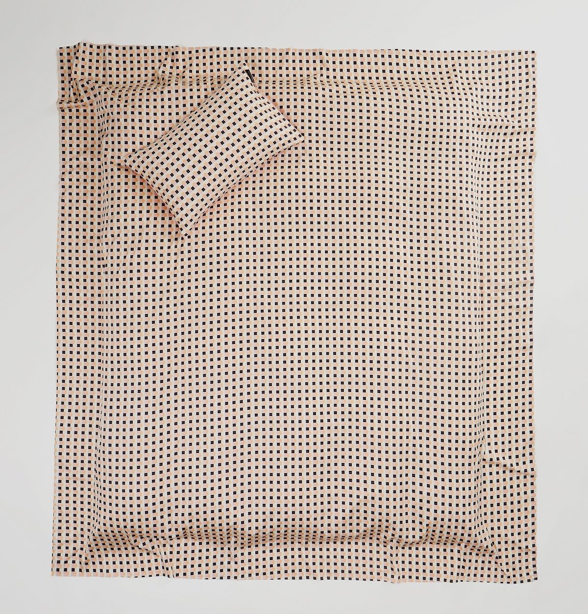 【サイズ】120x230cm 【仕様】一枚布のシーツ、接ぎ目なし 【心地よい綿100%生地】100番手の上品な超極細・長繊維綿を使用することで、なめらかな中に張りのある独特のさわり心地。 高密度の織りが、ダニや花粉からあなたの眠りを守ってくれます。光沢があり織り目が密なので丈夫です。洗濯を重ねるうちに生地も柔らかくなりお肌に馴染みやすくなり、より心地よくなります。 【天然繊維の心地よさ】ヨコ糸に双糸（細い糸を2本撚った糸）を使用し、より丈夫でキメの細かい優しい風合いに仕上げました。また、天然繊維なので静電気が起こりにくく、敏感肌の方にも安心してお使いいただけます。 【極上の肌触り】長持ちさせるため手濯いがおすすめですが、洗濯機使用可です。洗濯ネットをお使いください。ゆるめに脱水後、できるだけシワを伸ばして干してください。光沢感もありシワ日常使いには問題ないと思いますが、気になる場合はアイロンをおかけください。 【原産国】中国