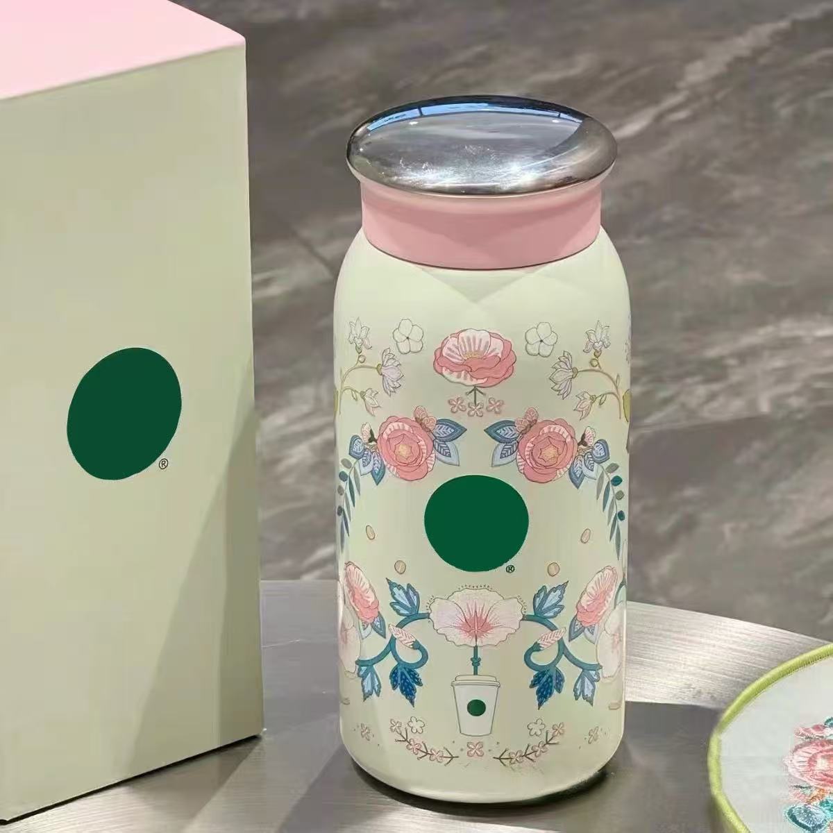 商品情報上品な花柄デザインが目を引く、355mlのコンパクトステンレスボトルです。やさしいカラーと華やかなフラワーデザインを組み合わせ、日常使いしやすいおしゃれなデザインに仕上げています。使いやすい355mlサイズ355mlのほどよい容量で、オフィスや学校、通勤・通学などの日常シーンにおすすめ。バッグに入れてもかさばりにくく、持ち歩きにも便利なサイズです。ステンレス製ボトルステンレス素材を使用したシンプルで使いやすいボトル。毎日の水分補給用として気軽にご使用いただけます。おしゃれな花柄デザインボトル全体に描かれた花柄が華やかな印象を演出。シンプルすぎないデザインで、普段使いはもちろん、プレゼントにもおすすめです。ギフトにもおすすめ専用ボックス付きのため、誕生日や記念日、ちょっとした贈り物にもぴったりです。おしゃれさと使いやすさを兼ね備えた、毎日持ち歩きたくなる355mlボトルです。