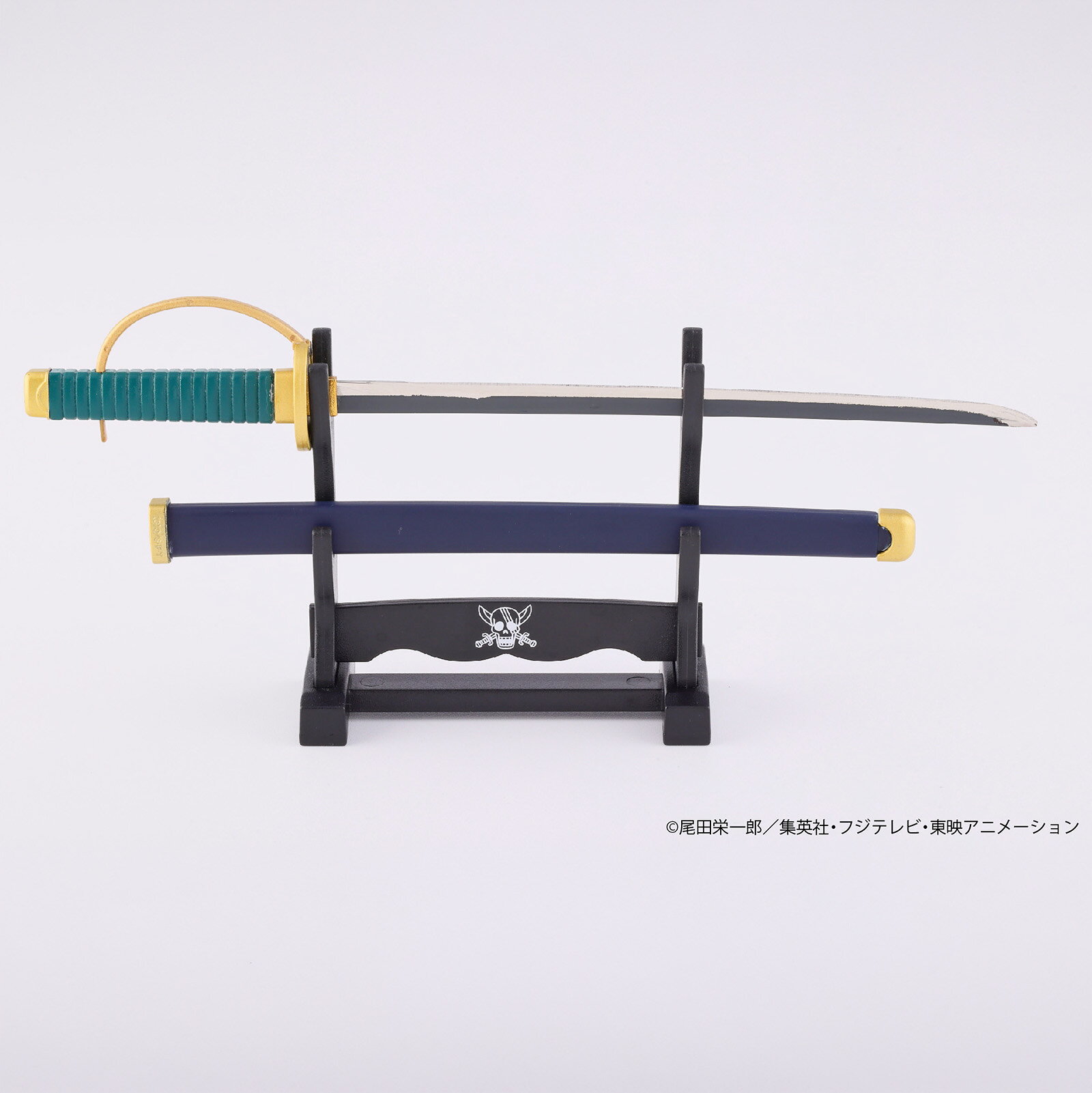商品名ワンピースペーパーナイフ グリフォンモデル（横掛け台付き） サイズ全長 215mm 重量約35.0g　（横掛け台18.0g) 素材刃部:ステンレス刃物鋼、ハンドル:ABS＋エラストマー、鞘、掛け台:ABS 赤髪のシャンクスの愛刀「グリフォン」を模したペーパーナイフです。反りがほとんどない刀身やサーベルのような持ち手が特徴的です。 刃物の町 岐阜県関市の刃物職人が一本一本丁寧に刃付けを行っており、封筒等も気持ちよくカットできます。刃体は 人肌に触れてもケガしにくい刃付け加工となっております。鞘に収まっているため、刃体が剥き出しになる事もなく、安全に保管できます。横掛け台付きで、飾って楽しむこともできます。手紙を開けるたびに、冒険の世界に浸れること間違いなしです！ ※ご使用のモニターやブラウザの設定により、実際の色とは微妙に異なることがありますがご了承願います。ご注文の際、タイミングにより他サイトにて売約済になる可能性がございます。ご理解のほど、よろしくお願いします。※予告なく廃番になる可能性がございます。ご了承ください。　