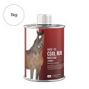 商品情報 商品名COOL RUN HOOF OIL/クールラン フーフオイル 内容量1kg 製造日本 種類外的トラブルから保護する蹄油の一種 区分日本製・雑貨 COOL RUN HOOF OIL/クールラン フーフオイルとは？ 競走馬、競技馬、育成馬の蹄のケアを目的として使用する日本産のフーフオイル(液体)です。 蹄壁やツグミの崩壊から保護します。純粋な植物油は、菌洗力が強くグルーミングすることで蹄に栄養を与え蹄に弾力性と健康的に成長させ長期にわたり美しい輝きを保持します。 ●フタにハケが付属されていますのでキャップを開けるとそのまま塗布することが出来ます。ハケを蹄油から出した後少し置いて余分な油分を切ってからご使用下さい。 伝統的な製法により熟成・調合された蹄油 主成分のヒマシ油が蹄に栄養を与え、弾力と強さを保ちます。蹄の成長を活性化し、蹄壁の分離と腐敗を防ぎます。蹄に潤いを与え、ツヤを長時間持続させ、美しい輝きを保持します。統合されたブラシで、すばやくきれいな蹄のケアができます。独自の製法で、滑らかで伸びのよい形状に仕上げています。 ●主成分：ヒマシ油、ワセリン、ラノリン、ミネラルオイル、馬油、スクワラン、イソステアロイル加水分解ケラチン※1、テトラヘキシルデカン酸アスコルビル※2、ミツロウ ※1 タンパク質 ※2 油溶性ビタミンC誘導体 ※薬品、バクテリアや酵素及び重金属は一切含まれていません。動物性のグルコサミンやコンドロイチン、昆虫の分泌物等も一切含まれていませんのでアレルギーや副作用など心配する必要なく安心して利用できます。 使用上の注意 馬の皮膚に炎症、湿疹などの異常がある時の使用はご遠慮ください。使用中や使用後に過剰な刺激等の異常が現れた時は使用を中止し、獣医師へのご相談をおすすめします。ご使用後は、しっかり密封をし、パックの中に水や異物が入らないようにご注意下さい。高温の場所や直射日光を避け、乳幼児の手の届かない所に保管してください。 ※商品の特性上、低温状態で固まったりする事がありますが、品質には特に問題はありません。温かい場所で粘土を練る事で元の柔らかさに戻ります。 ■使用期限 ： 冷暗所に保管の元、開封後は、早めにご使用ください。 ■保証期間 ： パッケージに記載しております「ロット番号」から12ヶ月以内となります。 【一般的表示名】： COOL RUN クールラン MONTANA モンタナ 蹄油 蹄 蹄のケア 競走馬 競技馬 育成馬 脚部 馬体 蹄底部 競技 レース 日本産 厩舎 トレーナー エンデュランス競技者 障害馬術競技者 馬場馬術競技者 総合馬術競技者 競走馬厩舎競走馬、競技馬、育成馬の蹄のケアを目的として使用する日本産のフーフオイル(液体)です。 蹄壁やツグミの崩壊から保護します。純粋な植物油は、菌洗力が強くグルーミングすることで蹄に栄養を与え蹄に弾力性と健康的に成長させ長期にわたり美しい輝きを保持します。 POINT 1 　フーフオイルの特性 ※上記のデータは、主成分のひまし油の脂肪酸構成です。 ※残量：その他の脂肪酸 主成分のヒマシ油には、蹄を強硬に保つ栄養素が豊富に含まれており、弾力と強さを保ち、蹄の成長を活性化し、蹄壁の分離と腐敗を防ぎます。蹄に潤いを与え、ツヤを長時間持続させ、美しい輝きを保持します。 リシノール酸という不飽和脂肪酸が90％を占めており、その他にオレイン酸やリノール酸等も豊富に含まれておえり、古くから使用されている植物油で、古代エジプト・ギリシャ時代から美容や医薬の用途で使用されています。 統合されたブラシで、すばやくきれいな蹄のケアができます。 ウールなどの毛に覆われた動物の皮脂腺から分泌されるラノリンや馬の皮下脂肪を原料とする馬油を組み合わせた独自の製法で、滑らかで伸びのよい形状に仕上げています。 ●植物油の特性 植物油の主成分は、蹄になくてはならない脂肪酸で構成されています。植物油の主成分である脂肪酸には、エネルギー源としての役割と蹄の組織を正常に機能させる働きがあります。植物油には様々な栄養分やミネラル分、そして蹄を若々しくする抗酸化成分(ビタミンE)、美白成分(リノール酸、リノレン酸など)が含まれています。 ※薬品、バクテリアや酵素及び重金属は一切含まれていません。動物性のグルコサミンやコンドロイチン、抽出油や昆虫の分泌物等も一切含まれていませんのでアレルギーや副作用など心配する必要なく安心して利用できます。 POINT 2 　羊毛由来の加水分解ケラチン 羊毛由来の加水分解ケラチンにイソステアリン酸を縮合させたアシル化ケラチンペプチドのイソノナン酸イソノニル溶液です。傷んだ蹄にタンパク質と脂肪酸を同時に補充することでダメージを補修し、蹄の強度を高めます。 POINT 3 　油溶性 ビタミンC誘導体 テトラヘキシルデカン酸アスコルビルは、油溶性ビタミンC誘導体の一種です。コラーゲン生成の促進効果・コラーゲン分解酵素の抑制効果と、皮脂の酸化抑制し、本来の自然治癒力を高め、爪の内側から根本補修します。 POINT 4 　コールドプレス製法により、上質な植物油を抽出 衛生管理された最新設備を使い、低温で圧搾抽出(コールドプレス)し、上質な植物油のみを抽出しています。 品質基準を合格した原料のみ取り揃え、お客様の求める機能特性や安全性を満たす高品質な製品をご提供しています。 ※有機溶剤や保存料、合成抗酸化剤、着色料など、添加物を一切使用しておりません 自然にも環境にも優しい無添加処方を追及 ■12項目を排除 自然界から抽出した植物油をそのまま容器に詰めた「植物性純物質(ピュアサブスタンス シードボタニカル)」が、植物の持つ力を最大限に活かし、添加物に頼らない動物本来の治癒力を引き出すこと、また自然環境への負の影響を最大限軽減させる事を追求しています。 ■科学に裏打ちされた天然成分 植物油の機能性を妨げる本来必要としていない成分を排除し、先進の研究に裏付けられた確かな知識と世界中のパートナーシップに支えられた格調高い原料が無添加製品を実現しております。 ※全ての動物にアレルギーが起こらないというわけではありません。 ※使用前に必ずパッチテストを行なってください。 HOW TO USE ご使用方法 1. 蹄油を塗る前に水洗い汚れを完全に取り除き、十分に乾かした後に蹄に塗ってください。 キャップに付いているハケで適量を蹄全体（蹄叉・蹄底・蹄球）に塗ってください。蹄を清潔に保ち、乾燥や温潤を防ぎます。 また、厚く塗ると数日間効果が持続します。 全成分 ヒマシ油、ワセリン、ラノリン、ミネラルオイル、馬油、スクワラン、イソステアロイル加水分解ケラチン※1、テトラヘキシルデカン酸アスコルビル※2、ミツロウ ※1 タンパク質 ※2 油溶性ビタミンC誘導体 ※薬品、化学製剤、バクテリアや酵素及び重金属は一切含まれていません。動物性のグルコサミンやコンドロイチン、昆虫の分泌物、サルチル酸など一切含まれていませんのでアレルギーや副作用など心配する必要なくサラブレッド種は勿論のことクォータホース、ペイントホースやポニー馬でも安心して利用できます。 使用期限 / 保管方法 ○室温保存(未開封6年、開封後3ヶ月) ○乳幼児の手が届かない場所に保管してください。 ○直射日光のあたる場所、極端な高温、低温の場所を避けて保管してください。直射日光のあたらない引き出しの中など冷暗所に保管してください 。 ○馬の皮膚に炎症、湿疹などの異常がある時の使用はご遠慮ください。使用中や使用後に過剰な刺激等の異常が現れた時は使用を中止し、獣医師へのご相談をおすすめします。ご使用後は、しっかり密封をし、パックの中に水や異物が入らないようにご注意下さい。高温の場所や直射日光を避け、乳幼児の手の届かない所に保管してください。 ※商品の特性上、低温状態で固まったりする事がありますが、品質には特に問題はありません。温かい場所で粘土を練る事で元の柔らかさに戻ります。 ホースケアコレクション 馬用粘土湿布 クールランモンタナ(各種類) 粘土 / クレイ 競走馬、競技馬、育成馬の脚部の冷却(アイシング)を目的として使用するクレイ(粘土)です。 気化熱の原理を活かし、調教後、運動後の筋疲労や関節の健康維持、消耗した馬体の健康維持サポートに最適です。天然成分から抽出された植物油との相乗効果により、冷却性能を向上させ、肢部、関節・腱や蹄底などの発熱を除去します。クールランモンタナを塗布した部分はミネラルパックの効果により自然な毛づやや皮膚の状態を維持します。 クールランモンタナは、馬が口にしてもドーピングにならないように天然成分を使用していますので、安心してご利用いただけます。砂や泥をう馬体にこすりつけて皮膚についた寄生虫を落としたり、汗や泥などの汚れを落とす目的で、砂浴びする馬の健康維持本能に合った製品です。