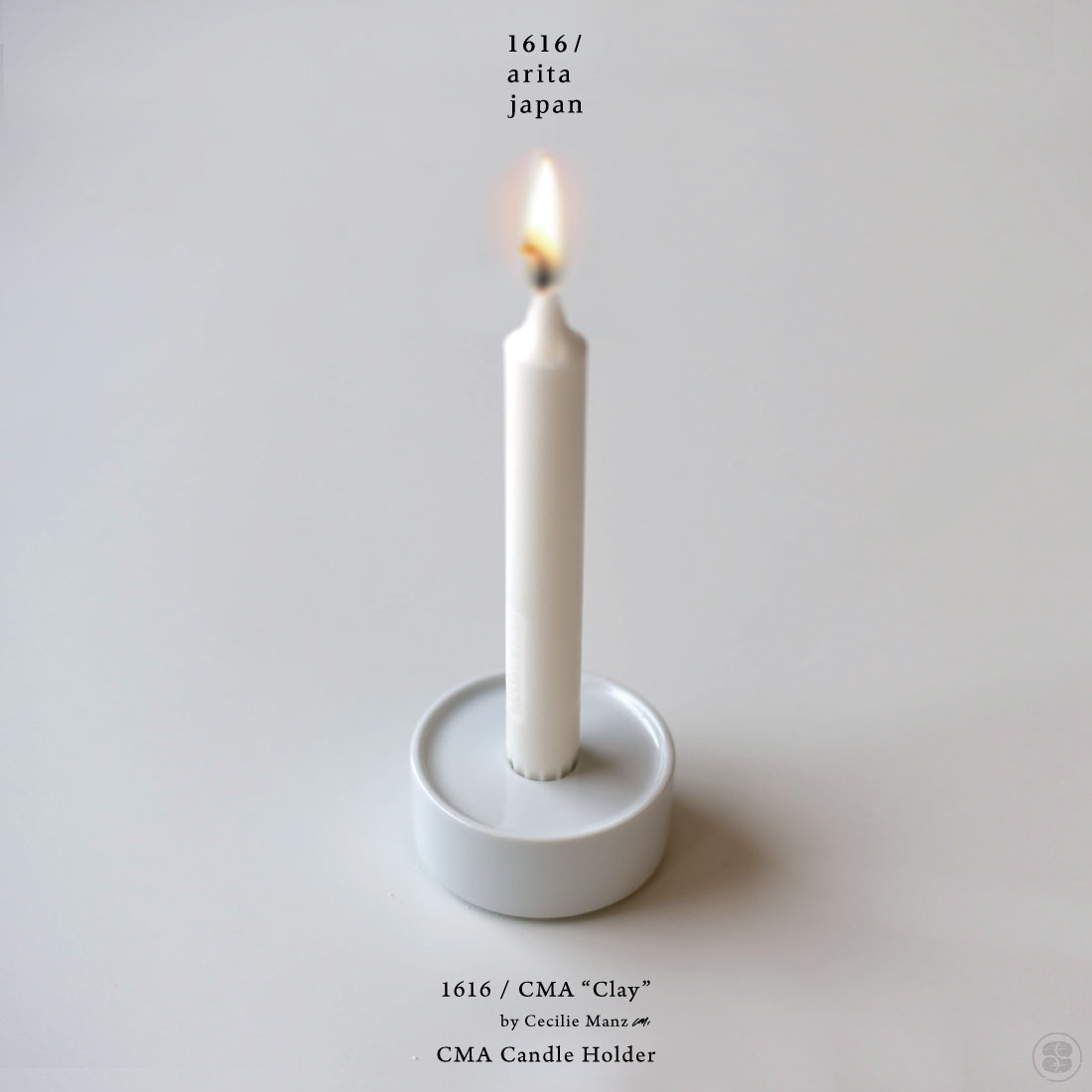 CMA Candle Holder 1616/arita japanから3年ぶりに4シリーズ目となる新コレクションが誕生しました。 3年間わたる緻密な検証と何百枚ものスケッチに、数えきれない試作を経て作られた デンマーク人デザイナーのセシリエ・マンツのシリーズ。 スタッキング可能なプレートやボウルなど、Flat/Deep/Tall/Lowの4つの要素と 釉薬のかかった部分とかかっていない部分のコンビネーションで構成されています。 有田焼らしい伝統的な白磁の土と、自然の原料をそのまま使用した生成りがかった ナチュラルなグレーの2種類の土を採用しました。 シンプルさと柔らかさ、そしてプラクティカルさを兼ね備え、日本でもヨーロッパでも、 世界中の食卓に似合うコレクションが完成しました。 デザイナー Cecilie Manz（セシリエ・マンツ） サイズ 直径90mm×高さ40mm / 中心の穴：直径22mm 重量 約217g 材質 磁器 産地 Made in Japan / 佐賀県・有田 備考 裏面に空気穴がありますが、 焼成時の破裂防止のためで 製造工程で必要なものです。 使用上は問題ございません。 （左画像の矢印部分） ※画像のキャンドルは参考商品です。 お客様ご自身で別途ご購入ください。 磁器について 磁器由来の黒点・ピンポール・釉薬ムラやサイズのサイズに個体差は 商品不良などではございません。 いずれもメーカーの品質基準を合格したものです。 それらの理由による返品や交換はお受けできませんので、ご了承くださいませ。 イメージ写真について イメージ写真には、該当商品以外の撮影小物なども写っておりますが、それらの小物は商品には含まれておりません。 お間違いのないよう、ご注意くださいませ。 手工品の場合 商品がハンドメイドの場合、個体差が生じる場合がございますが、いずれも良品です。色や形、2つとないハンドメイドの良さをお楽しみください。