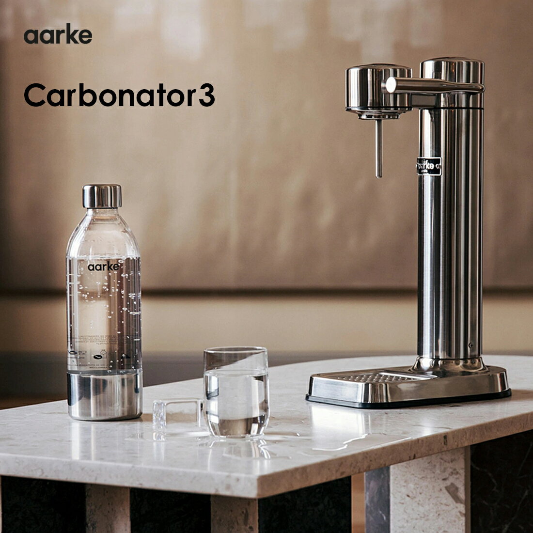 【aarke/アールケ】Carbonator 3/カーボネーター3/専用ペットボトル付き Designed by Jonas Groth / Carl Ljungh サスティナブルで美しい、北欧デザインのソーダマシン。 いつでも簡単に、お好みの強さの炭酸水を作ることができます。 カーボネーターの使い方はとてもシンプル。 本体に炭酸ガスシリンダー（要別途購入）と付属の専用ボトルに清潔な冷水をセットして、 あとはレバーを下げるだけで、細やかな泡の美味しい炭酸水が作れます。 炭酸量の調整はレバーで簡単に調節でき、お好みにあった強さのソーダが出来上がります。 ※ご注意ください※ 炭酸ガスシリンダーは、本体と別に購入が必要です。 ソーダストリーム社等の410g/60Lのスタンダードタイプがご使用になれます。 −−−−−−−−−−−−−−−−−−−−−−−−−−−−−−−−−− aarke(アールケ)・・・ 大量生産の効率化によるデザイン・コミュニティにより、 忘れかけてきたハイエンド・プロダクトの「美しさ」を取り戻すため、 インダストリアル・デザイナーのJonas GrothとCarl Ljunghの 2人により2016年に設立されました。 ソーダーサーバー・マシーンを初めとし、 北欧デザインたるシンプルな美しさを像形した、 高級・高品質製品の生産を目指します。 デザイナー Jonas Groth/Carl Ljungh カラー ブラスゴールド／スチールシルバー／ホワイト／コッパー/マットブラック 本体サイズ 本体：高さ41.4cm　幅15.3cm　深さ25.8cm　重量1.45kg ペットボトル：高さ26.5cm　直径8.5cm　量0.8 素材 本体：ステンレス／塗装仕上げ付属ボトル：ペットボトル/ステンレス圧着 備考 こちらの商品には炭酸ガスシリンダーは付属しておりません。 ソーダストリーム社など互換性の認定されているものを別途ご購入くださいませ。 イメージ写真について イメージ写真には、該当商品以外の撮影小物なども写っておりますが、それらの小物は商品には含まれておりません。お間違いのないよう、ご注意くださいませ。 手工品の場合 商品がハンドメイドの場合、個体差が生じる場合がございますが、いずれも良品です。色や形、2つとないハンドメイドの良さをお楽しみください。