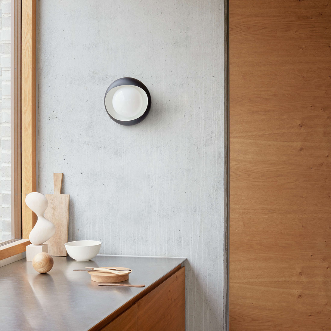 デンマークデザインの巨匠と呼ばれる芸術家、ヘニング・コッペルが1965年にデザインした「CORNEA（コーニア）」というウォールランプ。角膜を意味するこの名前の通り、イメージソースは「人間の目」。明るさも程よく、清潔感あるパウダールームによく似合います。