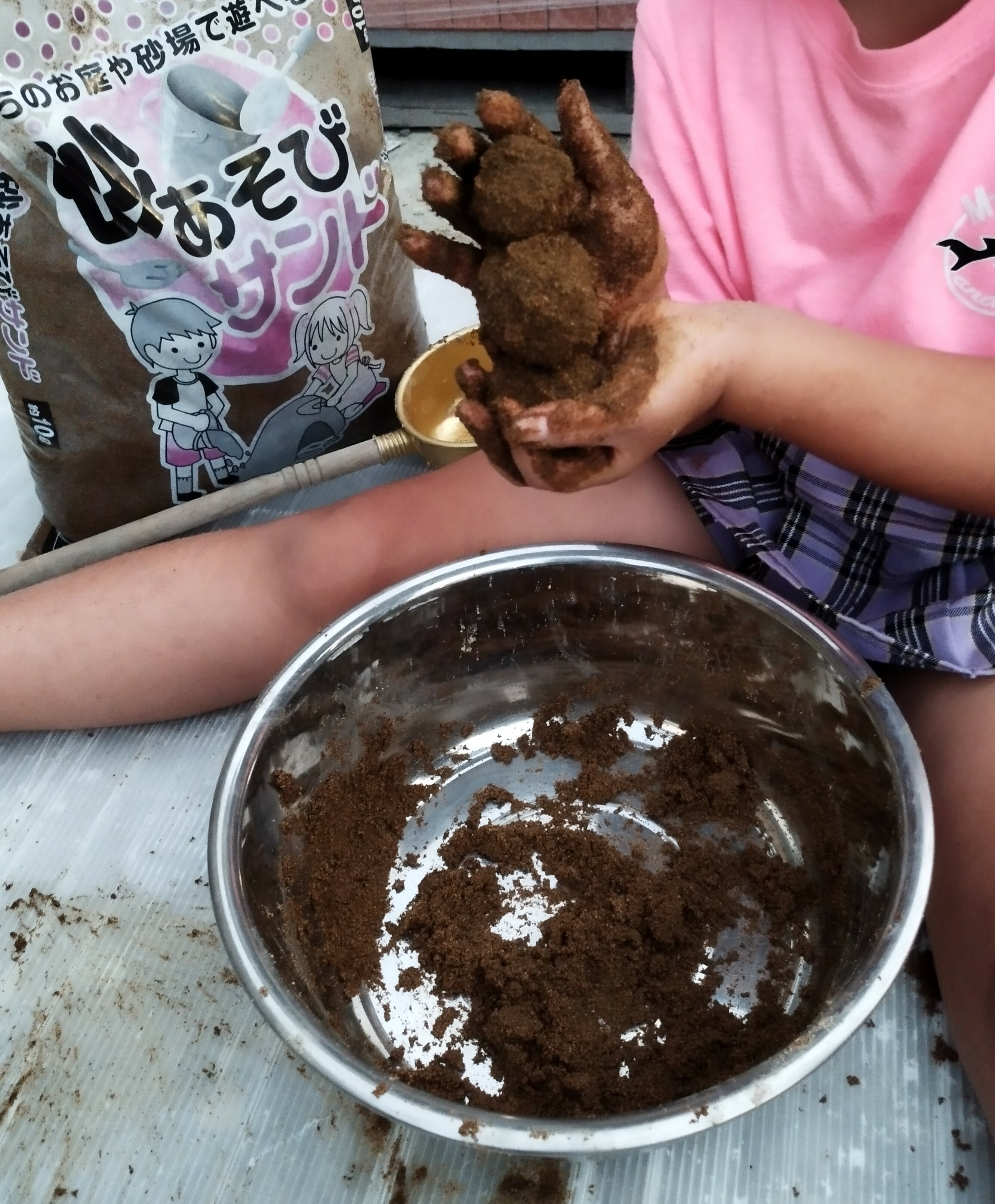 建築金物　SHOPの砂あそびサンド　砂場・グランド・自宅・学校など用　10L（約11~12kg)×2袋セット｜アングル2