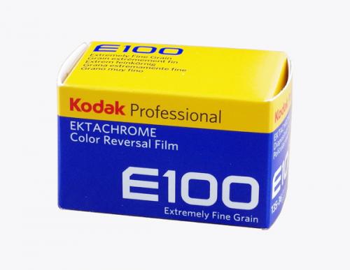 このフィルムはE-6処理のカラーポジティブフィルムです。 E100は粒状性、色再現性に優れポートレートから風景まであらゆる撮影に対応 [商品詳細] フィルム種類：カラーリバーサルフィルム フィルムサイズ：135ミリ フィルム感度：ISO100 撮影枚数：36枚撮り 有効期限：2025年2月