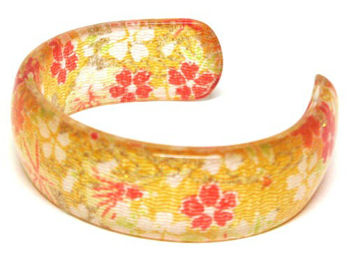 日本製　和雑貨　和風小物日本アクセサリー　和柄ブレスレット　着物布入り　バングル　桜　黄色