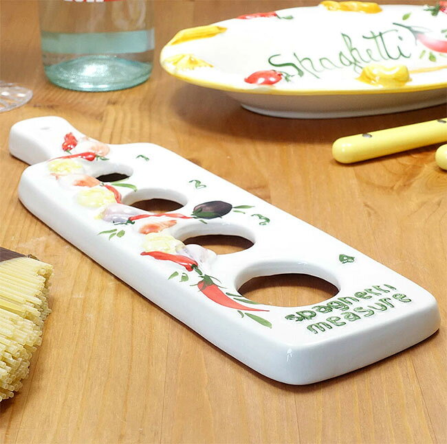 カーテン・インテリア シロヤマの【3,980円(税込)以上お買上げで送料無料】 イタリア製 バッサーノ陶器　パスタスケール　にんにく・唐辛子柄　スパゲッティメジャー　スパゲッティ計量　キッチン雑貨　壁掛け　おしゃれ｜アングル2