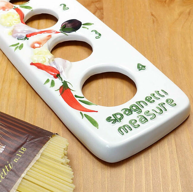 カーテン・インテリア シロヤマの【3,980円(税込)以上お買上げで送料無料】 イタリア製 バッサーノ陶器　パスタスケール　にんにく・唐辛子柄　スパゲッティメジャー　スパゲッティ計量　キッチン雑貨　壁掛け　おしゃれ｜アングル3