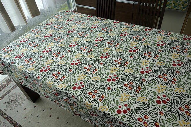【送料無料】【即納可!!】新入荷しました♪イギリス V＆A　テーブルクロス『Yew and　Arbutus』（140×180cm）テーブルカバー　テーブルウエア　英国雑貨　花柄　おしゃれ
