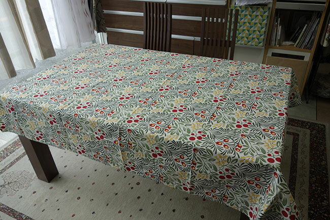 【送料無料】【即納可!!】新入荷しました♪イギリス V＆A　テーブルクロス『Yew and　Arbutus』（140×230cm）テーブルカバー　テーブルウエア　英国雑貨　花柄　おしゃれ