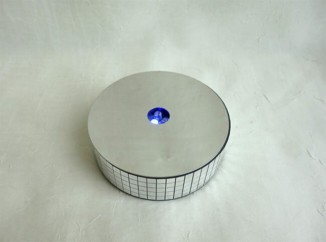 残り1個で終了!!【3,980円(税込)以上お買上げで送料無料】【即納可!!】スワロフスキー　LED ディスプレイ台　点滅式（赤→緑→青の順に点滅します♪）インテリア置物　オーナメント　飾り台　おしゃれ　※単4電池×3本付