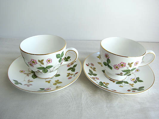 【即納可!!】【送料無料】再入荷しました♪イギリス　ウエッジウッド コレクションペア　カップ＆ソーサー　花柄　野イチゴ