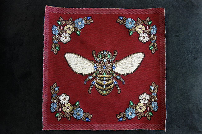 【3,980円(税込)以上お買上げで送料無料】【即納可!!】再入荷しました♪フランス製 SAFECO ジャガード織 パネル生地『女王蜂・レッド』輸入生地 パネル柄 パネルファブリック ファブリックボード 布 蜂 ハチ はち Bee 昆虫 おしゃれ 47×47cm