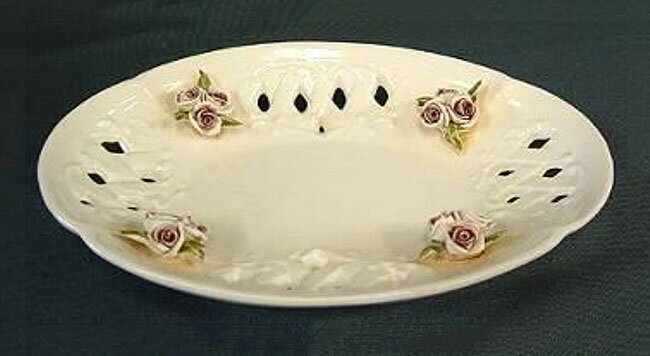 【送料無料】イタリア製 アンティーク風 陶器 陶花 プレート レース皿 飾り皿 インテリア置物 装飾品 ディスプレイ クラシック 輸入雑貨 フラワー 薔薇 バラ 贈り物 ギフト お祝品 おしゃれ