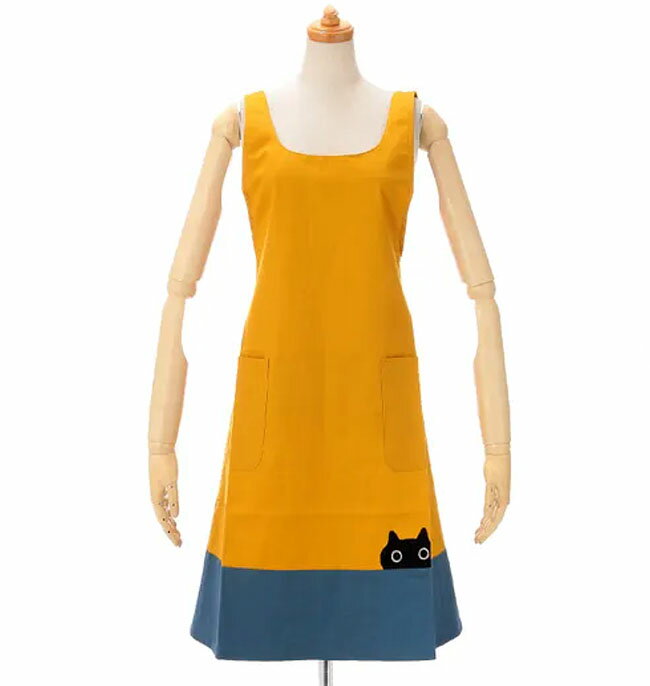 Rakuten - 【送料無料】【即納可】新入荷しました♪日本製　Atsuko Matano (マタノ アツコ) デザイン　エプロン　 『ひょっこりMEME』イエロー＆ブルー　キッチンウエア　クロス型エプロン　黒猫　ねこ　ネコ　猫　かわいい　プレゼント