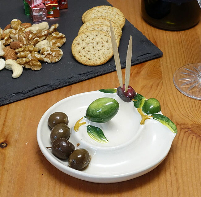 人気商品!!【3,980円(税込)以上お買上げで送料無料】イタリア製　バッサーノ陶器　スパイラルプレート　オリーブ柄　ピックスタンド付　オリーブ用　プレート　小皿　スパイラル　渦巻き型　おしゃれ