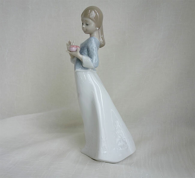 【送料無料!!】【即納可!!】新入荷しました♪スペイン【リヤドロ社】シスターブランド NAOスペイン製 磁器 置物『心からの贈り物』ナオ ポーセリン インテリア ギフト プレゼント [2]