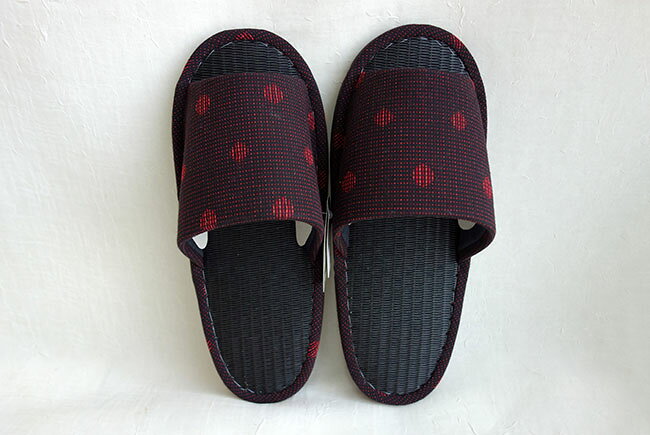 Front Vacancy Slippers - 【3,980円(税込)以上お買上げで送料無料】【即納可!!】新入荷しました♪日本製　スリッパ　炭中ボタン久留米織　レッド　Mサイズ　ルームシューズ　部屋履き　ドット柄　水玉　消臭　脱臭　防カビ　遠赤外線　生活雑貨　おしゃれ　かわいい