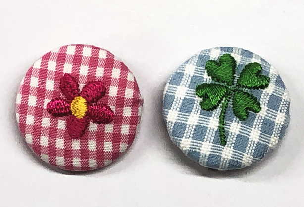 【刺繍やさんのクルミボタン2個/花とクローバー】29mm 足つき 釦 くるみ ぼたん アクセサリー かわいい おでかけ 発表会 ハンドメイド 包み ぼたん 手芸 くるみボタン ヘアゴム アレンジ ネーム刺繍 タオル 目印 文字入り 今治