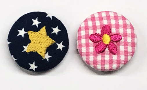 【刺繍やさんのクルミボタン2個/星と花】29mm 足つき 釦 くるみ ぼたん アクセサリー かわいい おでかけ 発表会 ハンドメイド 包み ぼたん 手芸 くるみボタン ヘアゴム アレンジ ネーム刺繍 タオル 目印 文字入り 今治