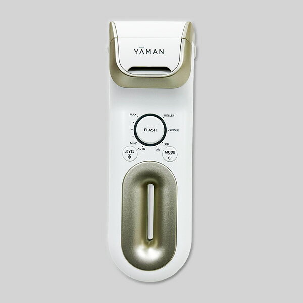 【ヤーマン家庭用光美容器レイボーテクールプロの商品詳細】 シリーズ最高パワー！冷却×高速ムダ毛ケア ローラアタッチメント：冷却機能を搭載し刺激を抑えながら、ローラーで広い範囲をケアします スポットアタッチメント：VIOや細かい部分のケアに使用します LEDアタッチメント：赤色LEDでうるおいやハリの向上が期待でき美肌に導きます 【仕様】 サイズ：約W61.5 × D60 × H179.5 mm（ローラーアタッチメント装着時） 質量：約420g（ローラーアタッチメント装着時) 消費電力：待機時約22W（瞬間最大約84W） 付属品：ローラーアタッチメント、LEDアタッチメント、スポットアタッチメント、Vデザインツール、ACアダプター、取扱説明書 カラー：ホワイト×ゴールド 型番：YJEA6W 広告文責： 株式会社しとん TEL 078-600-0366