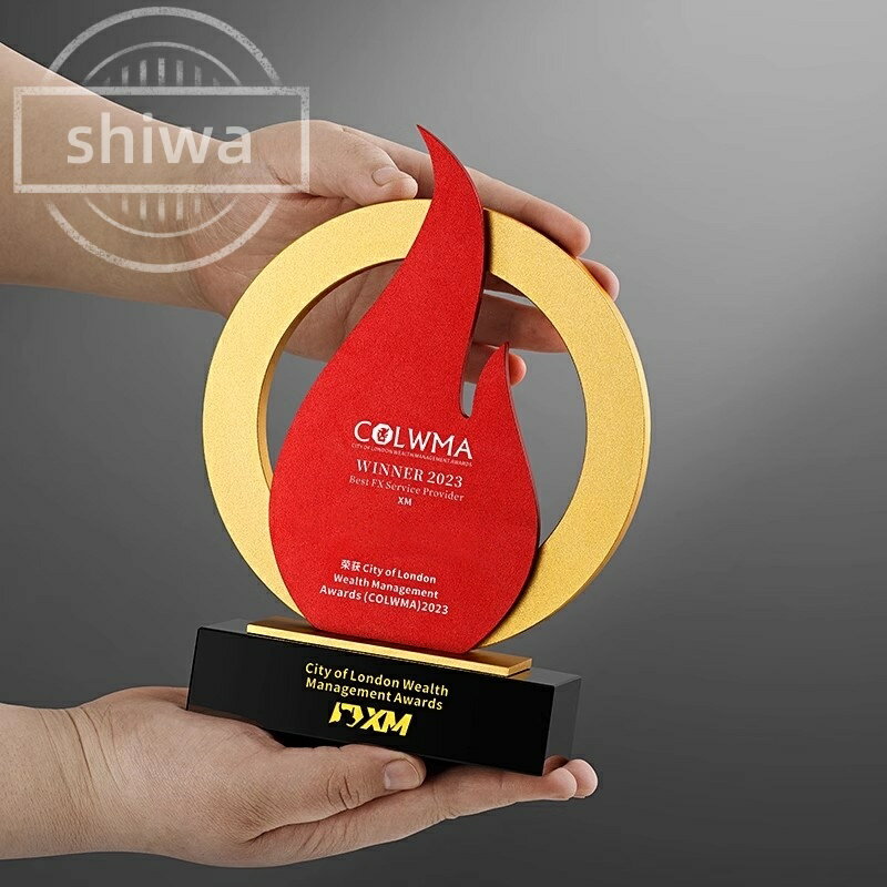 【文字刻印無料】クリスタルトロフィー スポーツ大会 コンテスト コンクール 記念品 表彰シーン コンパクトトロフィー 煌びやかな 豪華な チャンピオントロフィー 高級感 バリエーション豊富 木製台座 高級感抜群 美しい 華やか 大人気 スタンダードトロフィー