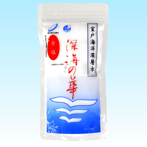 高知県室戸岬沖、約2km、水深374mで採水した海洋深層水のみを原料とし、CaSo4（硫酸カルシウム）のSo4（硫酸イオン/にがみ成分）を除去し、Ca（カルシウム）はそのまま残した状態で濃縮した海水を太陽熱によりゆっくりと結晶させた『天日塩』です。～室戸海洋深層水の塩とは～ 室戸海洋深層水の塩は汲み上げた海水を濃度15～18％になるまで濃縮させています。室戸海洋深層水100％で作ったお塩です。 室戸岬沖の水深374mから取水した海水を使用しているため、不純物が混ざっていません。 室戸海洋深層水は、はるか北大西洋北部・グリーンランド沖の海から二千年かけて室戸沖に湧き上がってくると言われる海洋深層水を、室戸岬沖の水深374mで取水した海水です！ 海洋深層水の特長 海洋汚染の少ない深海で地球規模の時間を経過した海洋深層水は、生命活動に欠かせない無機栄養塩が多く含まれ（無機冨栄養素）、陸水や大気からの科学物質の汚染にさらされる機会が極めて少なく（清浄性）、周年に渡り温度の変化が少ない（低温安定性）海水です。 また、水圧30気圧以上で長い年月を経て熟成された海水であるため（熟成性）、多くの有益価値を秘めた海洋資源としても注目されています。 海水には必須微量元素や各種ミネラルがバランス良く含まれているため、さまざまな有効利用についての研究が進められています。（ミネラル特性） 《低温安定性》 光の届かない深海は、年間を通じて温度が低く（約9．5度）一定の為、そこで育つ海洋深層水は水質の変化もなく安定しています。 《無機冨栄養素》 表層水よりも窒素・リン・ケイ素などの無機栄養塩類も豊富です。 《熟成性》 海洋深層水は水圧30気圧以下で長い年月を経て熟成された海水です。 《ミネラル特性》 海水には必須微量元素やさまざまな成分が含まれており、海洋深層水特有の溶在状態にある元素も明らかにされつつあります。 《清浄性》 陸水由来の大腸菌や一般細菌に汚染されていません。また、海洋性細菌数も表層の海水に比べて非常に少ないうえ、陸水や大気からの化学物質による汚染に晒される機会も少なく、この点でも清浄といえます。懸濁物や付着微生物が少ないこと（物理的清浄性）も重要な特性です。 【海洋深層水の含有内容平均値】 分析項目 表層水 深層水 一般項目 水温（℃） 16.5～24.0 10.8～12.3 PH 8.15 7.98 DO （mg/l） 8.91 7.80 TOC （mg/l） 1.780 0.962 溶解性蒸発残留物 （mg/l） 37590 40750 Mアルカリ度 （mg Ca CO3/l） 110.5 114.7 成分 主要元素 Cl － （%） 塩化物イオン 2.192 2.237 Na （%） ナトリウム 1.030 1.080 Mg （%） マグネシウム 0.131 0.130 Ca （mg/l） カルシウム 441 456 K （mg/l） カリウム 399 414 Br （mg/l） 臭素 68.1 68.8 Sr （mg/l） ストロンチウム 7.61 7.77 B （mg/l） ホウ素 4.48 4.44 Ba （mg/l） バリウム 0.025 0.044 F （mg/l） フッ素 0.56 0.53 SO4（mg/l） 硫化物イオウ 2627 2833 栄養塩類 NH4 （mg/l） アンモニウムイオン 0.03 0.05 NO2 （mg/l） 二酸化窒素 0.011 0.007 NO3 （mg/l） 硝酸イオン 0.081 1.518 PO43（mg/l） リン酸イオン 0.028 0.177 Si （mg/l） ケイ素 0.32 1.89 微量元素 Pb （μg/l） 鉛 0.087 0.102 Cd （μg/l） カドミウム 0.008 0.028 Cu （μg/l） 銅 0.272 0.153 Fe （μg/l） 鉄 0.355 0.217 Mn （μg/l） マンガン 1.313 0.265 Ni （μg/l） ニッケル 0.496 0.387 Zn （μg/l） 亜鉛 0.452 0.624 As （μg/l） ヒ素 0.440 1.051 M0 （μg/l） モリブデン 5.555 5.095 海洋深層水は、地球の両極の海域で生まれ、北太平洋を巡り、日本近海まで運ばれてくるといわれています。この光の届かない深海の流れが、室戸沖の陸棚にあたり、海面近くへ上昇する「湧昇流」に乗って運ばれてきます。 海の上層にある表層水に比べ、光の届かない深海の水である海洋深層水は、無機栄養に富み、温度変化が少ないなどのさまざまな特長を持っています。 ミネラルは、炭水化物、タンパク質、脂肪、ビタミンと同じ、人間が生きていくのに必要な五大栄養素の一つです。他の五大栄養素は体内で作ることができる有機物ですが、唯一ミネラルだけが体内で作ることができない無機質です。 そのため、ミネラルを摂取するためには、食品から摂取するしかありません。 マグネシウム・カルシウム・カリウムなどがバランスよく含まれた海水から造られた、お塩やにがりは最適です。 ※但し過剰に摂取しすぎると健康を害する場合があります。 ※厚生労働省では、生活習慣病の予防を目的として一日の『食塩相当量』が18歳以上の男性は9.0g、18歳以上の女性は7.5gが目標量となっております。（2010版）