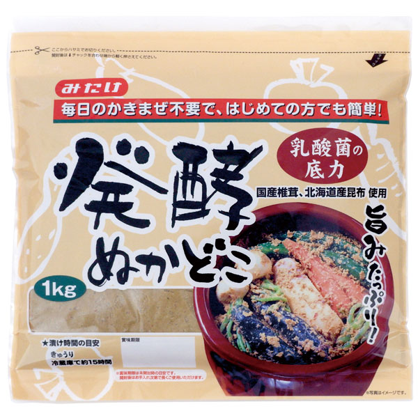 袋に野菜を入れるだけ、手軽にぬか漬けを楽しめます袋に野菜を入れるだけで、手軽にぬか漬けが楽しめる発酵ぬかどこです。特許製法により毎日のかき混ぜが不要で、一週間に1度程度かき混ぜるだけでお使いいただけます。北海道産昆布、国産椎茸、米こうじを使用し、旨みたっぷりに仕上げています。捨て漬けは不要で、そのまま野菜を漬けられる便利なチャック付き袋です。【お召し上がり方】《ぬか漬けの作り方》1．野菜を水洗いして水気を切り、適当な大きさに切ります。2．下記を目安に、冷蔵庫で漬けてください。きゅうりは2〜3本（長いものは半分に切る）で12〜18時間、かぶは葉を切り落として皮をむき、縦半分に切ったもの4〜6個で22〜32時間、大根は5cmの輪切りを縦に1/4に切ったもの6〜8個で18〜24時間、なすは少量の塩で紫色が流れるまでもみ、水洗いして縦半分に切ったもの4〜6個で16〜24時間が目安です。3．ぬかどこから取り出してさっと水洗いし、お召し上がりください。漬け込み時間は、野菜の種類、大きさ、温度により異なります。使い始めは塩味を強く感じるため、漬け時間の目安より早めに取り出してください。常温での漬け込みも可能ですが、安定して漬けられる冷蔵庫がおすすめです。常温で漬け込むと、人によっては酸味を強く感じる場合があります。一週間に1度程度、よくかき混ぜてください。野菜の水分でぬかどこがゆるくなったら、キッチンペーパーなどで水分を吸い取ってください。塩味が薄くなったら、漬け時間を延長するか、大さじ1〜2杯を目安にお好みで塩を追加してください。お手入れにより繰り返しご利用いただけます。ぬかどこが少なくなりましたら、姉妹品「発酵ぬかどこ・補充用」をご利用ください。酸味が気になる場合は、卵殻1個分（内側の薄皮を取り除く）を細かく砕いて入れると、2〜3日で味がなじみ酸味が和らぎます。卵殻で手を傷つけないようご注意ください。※常温での漬け込みも可能ですが、安定して漬けられる冷蔵庫での保存がおすすめです。※青カビなどの雑菌が繁殖する場合は、新しい「発酵ぬかどこ」に買い換えてください。※市販のいりぬかを追加した場合は、毎日のかき混ぜが必要です。商品詳細商品番号os4908原材料米ぬか［米（国産）］、食塩（天塩）、昆布、海藻粉末【石化海藻［紅藻（アイルランド、アイスランド）］】、米こうじ調味料【米こうじ［米（国産、タイ、米国、他）］、食塩／酒精】、唐辛子（中国）、ビール酵母、椎茸粉［しいたけ（国産）］内容量1kg栄養成分表示（100g当たり）エネルギー：176kcal、たんぱく質：6.2g、脂質：8g、炭水化物：19.7g、食塩相当量：5.3g賞味期限製造日より常温で8ヶ月保存方法直射日光を避け、冷暗所に保管してください販売元みたけ食品工業株式会社広告文責有限会社自然館 0957-22-8770【関連ワード】はっこうぬかどこ,みたけ発酵ぬかどこ,みたけ食品ぬか床,ぬか床,ぬかどこ,熟成ぬか床,乳酸菌,かき混ぜ不要,捨て漬け不要,特許製法,簡単ぬか漬け,国産素材［漬物］つけもの,おこうこう,御香々,こうのもの,香の物,がっこ,おしんこう,御新香,保存食,日本の漬物,和食［販売］みたけ食品工業株式会社,みたけ食品工業株式会社発酵ぬかどこ商品はこちら＞＞
