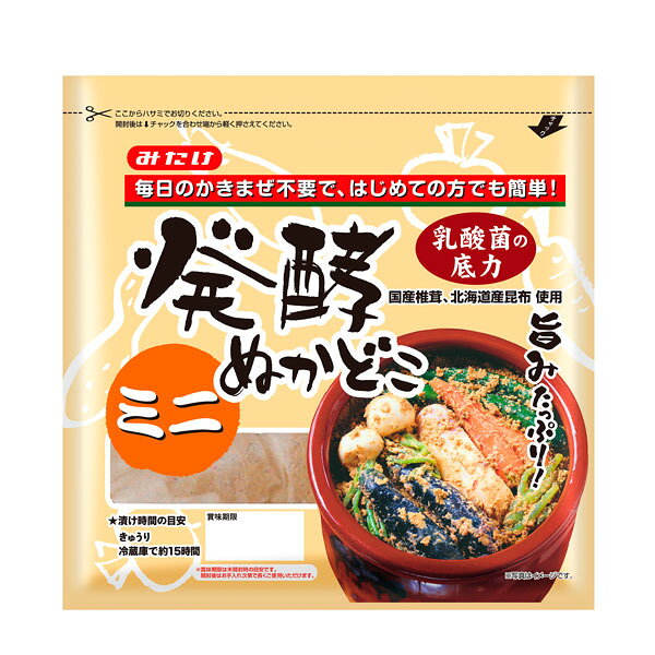 袋に野菜を入れるだけ、手軽にぬか漬けを楽しめます袋に野菜を入れるだけで、手軽にぬか漬けが楽しめる発酵ぬかどこです。特許製法により毎日のかき混ぜが不要で、一週間に1度程度かき混ぜるだけでお使いいただけます。北海道産昆布、国産椎茸、米こうじを使用し、旨みたっぷりに仕上げています。捨て漬けは不要で、そのまま野菜を漬けられる便利なチャック付き袋です。【お召し上がり方】《ぬか漬けの作り方》1．野菜を水洗いして水気を切り、適当な大きさに切ります。2．下記を目安に、冷蔵庫で漬けてください。きゅうりは2〜3本（長いものは半分に切る）で12〜18時間、かぶは葉を切り落として皮をむき、縦半分に切ったもの4〜6個で22〜32時間、大根は5cmの輪切りを縦に1/4に切ったもの6〜8個で18〜24時間、なすは少量の塩で紫色が流れるまでもみ、水洗いして縦半分に切ったもの4〜6個で16〜24時間が目安です。3．ぬかどこから取り出してさっと水洗いし、お召し上がりください。漬け込み時間は、野菜の種類、大きさ、温度により異なります。使い始めは塩味を強く感じるため、漬け時間の目安より早めに取り出してください。常温での漬け込みも可能ですが、安定して漬けられる冷蔵庫がおすすめです。常温で漬け込むと、人によっては酸味を強く感じる場合があります。一週間に1度程度、よくかき混ぜてください。野菜の水分でぬかどこがゆるくなったら、キッチンペーパーなどで水分を吸い取ってください。塩味が薄くなったら、漬け時間を延長するか、大さじ1〜2杯を目安にお好みで塩を追加してください。お手入れにより繰り返しご利用いただけます。ぬかどこが少なくなりましたら、姉妹品「発酵ぬかどこ・補充用」をご利用ください。酸味が気になる場合は、卵殻1個分（内側の薄皮を取り除く）を細かく砕いて入れると、2〜3日で味がなじみ酸味が和らぎます。卵殻で手を傷つけないようご注意ください。※常温での漬け込みも可能ですが、安定して漬けられる冷蔵庫での保存がおすすめです。※青カビなどの雑菌が繁殖する場合は、新しい「発酵ぬかどこ」に買い換えてください。※市販のいりぬかを追加した場合は、毎日のかき混ぜが必要です。商品詳細商品番号os4909原材料米ぬか［米（国産）］、食塩（天塩）、昆布、海藻粉末【石化海藻［紅藻（アイルランド、アイスランド）］】、米こうじ調味料【米こうじ［米（国産、タイ、米国、他）］、食塩／酒精】、唐辛子（中国）、ビール酵母、椎茸粉［しいたけ（国産）］内容量500g栄養成分表示（100g当たり）エネルギー：176kcal、たんぱく質：6.2g、脂質：8g、炭水化物：19.7g、食塩相当量：5.3g賞味期限製造日より常温で8ヶ月保存方法直射日光を避け、冷暗所に保管してください販売元みたけ食品工業株式会社広告文責有限会社自然館 0957-22-8770【関連ワード】はっこうぬかどこ,みたけ発酵ぬかどこ,みたけ食品ぬか床,ぬか床,ぬかどこ,熟成ぬか床,乳酸菌,かき混ぜ不要,捨て漬け不要,特許製法,簡単ぬか漬け,国産素材［漬物］つけもの,おこうこう,御香々,こうのもの,香の物,がっこ,おしんこう,御新香,保存食,日本の漬物,和食［販売］みたけ食品工業株式会社,みたけ食品工業株式会社発酵ぬかどこ商品はこちら＞＞