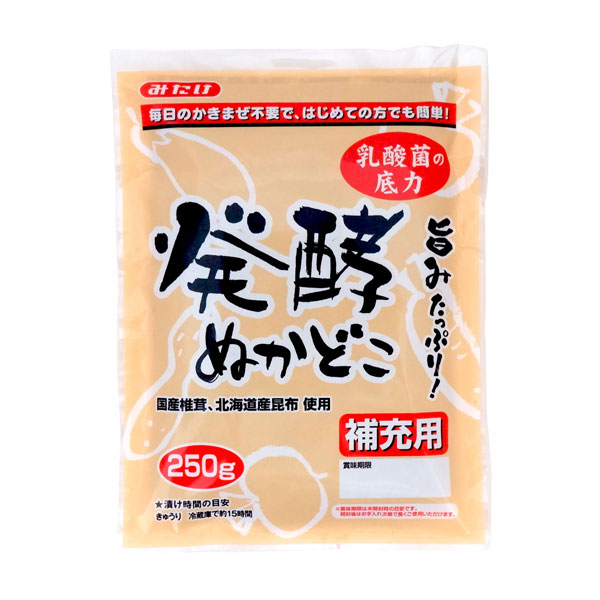 「発酵ぬかどこ」の補充用、旨みたっぷりのぬかどこを手軽にお手入れ「発酵ぬかどこ」の補充用です。ぬかどこが減って漬けにくくなったときや、漬けた野菜の旨みや酸味がなくなったときに追加してご使用ください。特許製法により毎日のかき混ぜが不要で、一週間に1度程度かき混ぜるだけでお使いいただけます。北海道産昆布、国産椎茸、米こうじを使用し、旨みたっぷりに仕上げています。捨て漬けも不要です。【お召し上がり方】本品は「発酵ぬかどこ」の補充用です。ぬかどこが減って漬けにくいときや、漬けた野菜の旨みや酸味がなくなったときに追加してご使用ください。追加する際は、ぬかどこをよくかき混ぜてください。お手入れ方法は姉妹品「発酵ぬかどこ1kg」または「発酵ぬかどこ500g」の方法にしたがってください。補充用を追加しても塩味が足りない場合は、塩を追加してください。漬け込み時間は、野菜の種類、大きさ、温度により異なります。常温での漬け込みも可能ですが、安定して漬けられる冷蔵庫がおすすめです。常温での漬け込みは、人によっては酸味を強く感じる場合があります。※開封後は冷蔵庫での保存がおすすめです。商品詳細商品番号os4910原材料米ぬか［米（国産）］、食塩（天塩）、昆布、海藻粉末【石化海藻［紅藻（アイルランド、アイスランド）］】、米こうじ調味料【米こうじ［米（国産、タイ、米国、他）］、食塩／酒精】、唐辛子（中国）、ビール酵母、椎茸粉［しいたけ（国産）］内容量250g栄養成分表示（100g当たり）エネルギー：176kcal、たんぱく質：6.2g、脂質：8g、炭水化物：19.7g、食塩相当量：5.3g賞味期限製造日より常温で8ヶ月保存方法直射日光を避け、冷暗所に保管してください販売元みたけ食品工業株式会社広告文責有限会社自然館 0957-22-8770【関連ワード】はっこうぬかどこ,みたけ発酵ぬかどこ,みたけ食品ぬか床,ぬか床,ぬかどこ,熟成ぬか床,乳酸菌,かき混ぜ不要,捨て漬け不要,特許製法,簡単ぬか漬け,国産素材［漬物］つけもの,おこうこう,御香々,こうのもの,香の物,がっこ,おしんこう,御新香,保存食,日本の漬物,和食［販売］みたけ食品工業株式会社,みたけ食品工業株式会社発酵ぬかどこ商品はこちら＞＞