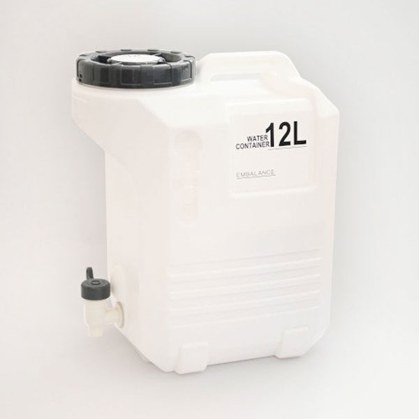 水道水を美味しくまろやかに感じさせる水タンク12L。アウトドアレジャー、ご家庭での飲料水のストックと、小出しを目的としたコック付きポリタンクです。内部の隅々までお手入れが行き届く、径約105mmの開口部。アイディアで様々な用途にご活用ください。（水の長期保存用ではございません）水タンク12L用コックセット、中ゴムは交換用として別売りでご用意しております。・この容器は飲料水専用です。・コックの取り付け状態を確認してからご使用ください。(コックが正しく取り付けられていないと水漏れの原因となります)・コックのレバーは約180度の範囲で機能します。・コック使用時は、大キャップ(フタ)を少しゆるめてください。空気抜きの効果で注出がスムーズに行えます。・初期使用時はポリエチレン特有のニオイがします。気になる場合は竹炭を不織布の袋に入れてご使用ください。ニオイはご利用頂いているうちに消えていきます。・美味しさやまろやかさは個人差がございますのでご了承ください。・水タンクにはフィルター機能はついておりません。長期間、水を入れっぱなしにすると水あかや藻が発生する場合があります。定期的にお手入れしてください。・容器内は食器用洗剤をご使用ください。外側は薄めた中性洗剤で軽く拭き取るか、ぬるま湯で丸洗いしてください。＜リニューアル情報：2023年8月＞付属の竹炭が無くなりました。匂いが気になる方は飲料水用の竹炭をご用意ください。＜リニューアル情報：2022年10月＞キャップ・コックレバーがベージュからグレーにカラー変更になりました。＜リニューアル情報：2021年10月＞商品名を「水タンク」から「EMBALANCE WATER CONTAINER（エンバランスウォーターコンテナ）」へ変更しました。＊部品はリニューアル前・後共通の為そのままお使いいただけます。商品詳細商品番号wmt22330材質本体：ポリエチレン、フタ・コック・ノズル：ポリプロピレン、パッキン・中ゴム：シリコンゴム※本体（ポリエチレン）にエンバランス加工をしています容量12Lサイズ（約）縦290mm×横190mm×高さ350mm耐熱温度－20℃～60℃販売元有限会社ウィルマックス（旧販売元株式会社ホワイトマックス）広告文責有限会社自然館 0957-22-8770【関連ワード】EMBALANCE WATER CONTAINER,ポリタンク,水保存,水保管,水タンク,水溜,災害,防災,水入れ,水差し,ウォータージャグ,キャンプ,ピクニック,アウトドア,部活,レジャー,洗いやすい,部品交換別売りあり,エンバランス,embalance,ホワイトマックス,Willmax,willmax,willMAX,Whitemax（ホワイトマックス）,Willmax,willmax,willMAX,Whitemax,ほわいとまっくす,えんばらんす