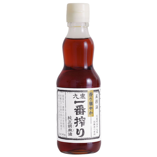 伝統的な圧搾法で搾り、貴重な一番搾りのみを使用したごま油。芳醇なごま油の香りが料理を華やかに仕上げます。濃く深い味わいのお料理におすすめです。【おすすめの料理】中華、炒め物、タレ、ドレッシングなど中華・韓国料理全般におすすめです。【九鬼のこだわり】守り続けてきた「圧搾法」。ごまへの圧力だけでごま油を搾りだす製法です。手間と時間がかかりますが、ごま本来の持つ香りと味を引き出すため守り続けている九鬼産業の伝統です。最新の設備だけに頼らず長年の経験によって培われた伝統の技で、原料の特性やその日の温度、湿度を見極め、焙煎温度を微妙に調整することでごまの香りを最大限に活かしています。商品詳細商品番号km5021原材料食用ごま油（国内製造）内容量340g賞味期限製造日より2年販売元九鬼産業株式会社広告文責有限会社自然館 0957-22-8770【関連ワード】こいくち,濃い口,濃口,ごま油,瓶,ビン,びん,ゴマ油,胡麻油,くき,九鬼ごま油,ごま油