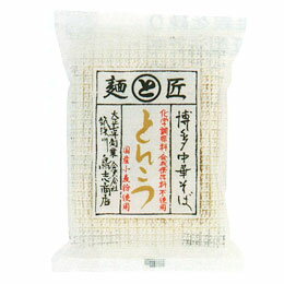 皆様の健康を考え添加物や着色料、化学調味料などを一切使用せずに作り上げた健康志向の商品です。大正7年創業以来、昔ながらの製法(生めんを切って、まるでそうめんを作るように干す)で麺を作っております。この干す時の麺の形状は『鳥志商店独自の鳥志掛け』として意匠登録されています。原料は、良質の小麦粉、食塩、地元福岡・浮羽地方のおいしい地下水を使用しております。それを、職人が麺の形状と天候をみくらべて、温度と湿度を調整しながら3日間(約60時間)かけて、じっくりと熟成乾燥させております。こうして熟成された麺は、乾燥具合を確認しながら、ひとつひとつ干し台からはずしていき、小麦本来の香り、旨み、コシ、のある麺に仕上がります。ベースには九州産のヨークシャー種の豚だけを使い、肉と背骨と肋骨を臭みがなくなるまで8時間煮込み、自然塩を加え、こくのあるあっさり味とんこつにしあげました。国産小麦粉使用。沖縄の塩使用。かんすい不使用。ノンフライ麺(約60時間熟成)。化学調味料不使用。合成着色料不使用。合成保存料不使用。商品詳細商品番号sg2163原材料めん［小麦粉（国内産）、小麦たん白、食塩、焼成カルシウム、未焼成カルシウム］、添付調味料［ポークエキス、チキンエキス、ラード、醤油、酵母エキス、食塩、砂糖、菜種油、ごま油、たまねぎ、にんにく、胡椒、しょうが］内容量113g（麺80g、スープ33g）賞味期限製造日より300日販売元合資会社　鳥志商店広告文責有限会社自然館 0957-22-8770【関連ワード】ヘルシーラーメン,豚骨ラーメン,トンコツラーメン,インスタント麺,ぱいたんラーメン,パイタンラーメン,とんこつラーメン,とんこつらーめん,拉麺［インスタントラーメン］インスタント麺,即席めん,即席麺,インスタント食品,即席ラーメン,即席らーめん［ノンフライ麺］ノンフライめん,油で揚げない麺,熱風乾燥めん［販売］合資会社鳥志商店