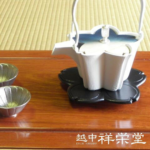 越中祥栄製 桜 鉄鍋敷き ケース入り 焼き付け 黒色 お花見気分 ♪