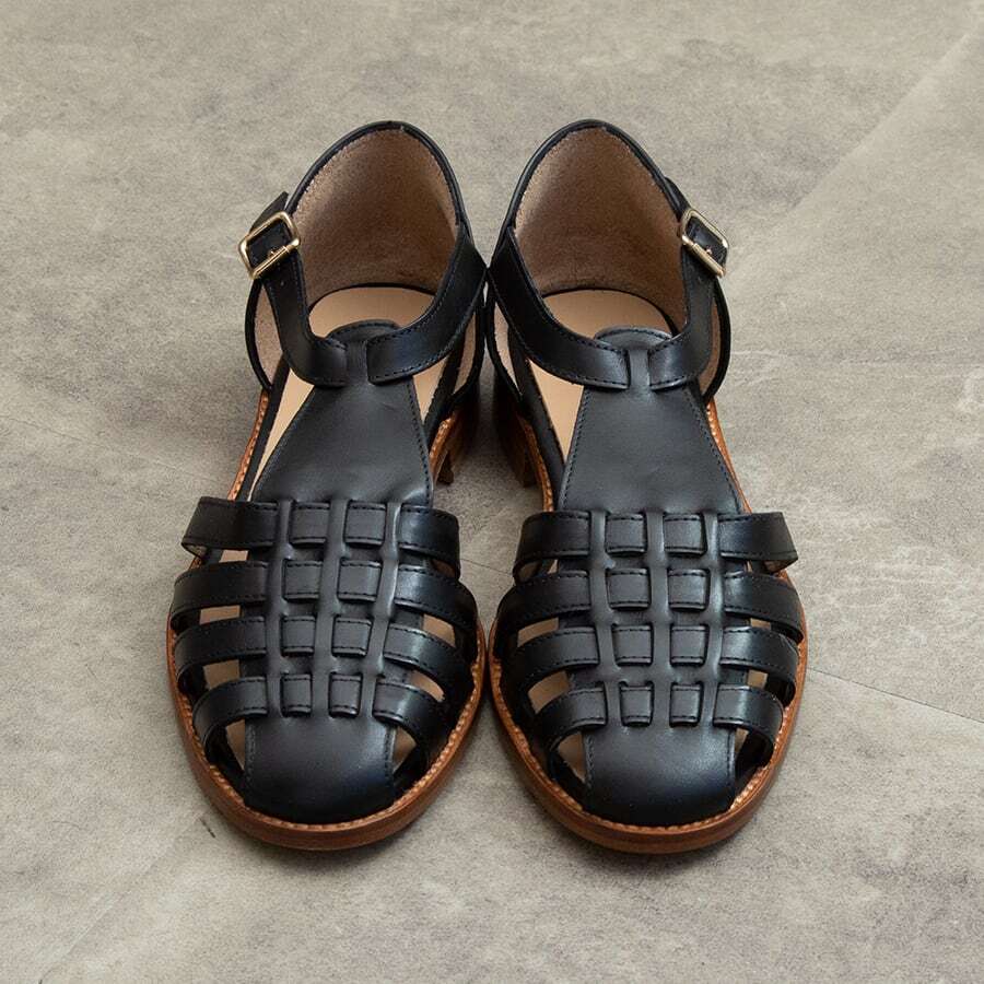 PASCUCCI 838 [ Grukha Sandal ] カラー：NERO(BLACK)パスクッチ グルカサンダル レディース カジュアル イタリア工場で生産される歴史あるシューズファクトリーブランド。 100％イタリア生産にこだわった確かなクラフトマンシップ。数々のハイブランドが靴の製造を依頼している。 【商品名】PASCUCCI 838 [ Grukha Sandal ]パスクッチ グルカサンダル レディース カジュアルイタリア・トスカーナ近郊の工場で生産される、ローファー・モカシンを得意とする歴史あるシューズファクトリーブランド。 100％イタリア生産にこだわった確かなクラフトマンシップに定評があり、数々のハイブランドが靴の製造を依頼しています。 現代のライフスタイルに合わせて開発されるデザインだけでなく、沢山の方の履きやすさ高めるなど、進化を追及し続けています。近年、メーカーの定番商品となりつつあるグルカサンダル。シンプルなデザインですが、特有の革の柔らかさや履き心地が特徴です。不変的な良さを体感できる一足です。【アッパー】レザー【ソール】 レザー＋ラバー【製法】セメンテッド製法【原産国】Made in ITALY※ディスプレイ画面等の環境上、ページで見た色と実際の商品の色とは多少違う場合がございます。予めご了承下さい。※サイズ感は、個人差がございますのであくまで目安としてお考え下さい。【レディース サイズ展開】 35 (22.5-23.0) 36 (23.0-23.5) 37 (23.5-24.0) 38 (24.0-24.5)【メンズサイズ展開】　39（24.5〜25.0cm）　40（25.0〜25.5cm） 41（25.5cm〜26.0cm）　42（26.0cm〜26.5cm）　43（26.5cm〜27.0cm）　44（27.0cm〜27.5cm） 2