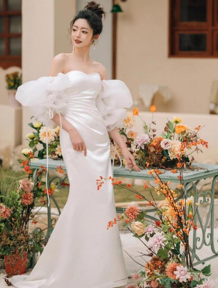 【送料無料】ウェディングドレス 結婚式 五分袖 シンプル 高級感 オフショルダー 2way リボン バルーンスリーブ 白ドレス 花嫁ドレス 前撮り/後撮り ロングドレス 編み上げ パーティードレス 挙式 海外旅行 写真撮影 ブライダル 披露宴 二次会 演奏会 ピアノ ロマンティック