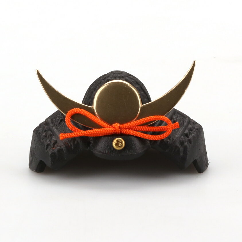 人気武将の兜になります。デスクの上における豆兜です。出世兜は古来より健やかな成長を願う記念品。外国のおみやげとしても大変人気です。高さ4.5cm×幅7.5cm×奥行7cm 195g