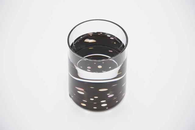 樂天商城 - 高岡漆器 グラス 水玉 黒 ぐい呑み ぐいのみ ぐい飲み ぐい呑 おちょこ お猪口 猪口 おしゃれ かわいい オシャレ 可愛い 日本酒 お酒 酒 酒器 贈り物 ギフト プレゼント 宅飲み 家飲み 螺鈿 ガラス 貝入 漆 ウィスキー 父の日 母の日 日本製 国産