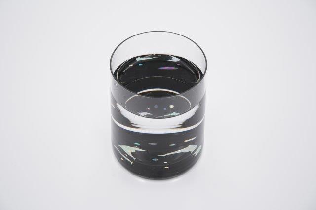 樂天商城 - 高岡漆器 グラス イルカ 黒 ぐい呑み ぐいのみ ぐい飲み ぐい呑 おちょこ お猪口 猪口 おしゃれ かわいい オシャレ 可愛い 日本酒 お酒 酒 酒器 贈り物 ギフト プレゼント 宅飲み 家飲み 螺鈿 ガラス 貝入 漆 ウィスキー 父の日 母の日 日本製 国産