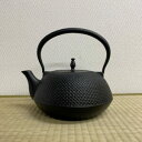 南部鉄瓶は900年の歴史を誇る岩手の伝統工芸品です。素朴で温か味のある質感を持ち、使うほどに風合いが増すのが特長です。沸かした湯には体に吸収されやすい二価鉄が豊富に含まれ、鉄分補給に効果的です。最初にご使用になる前、及びご使用後のお手入れについて、鉄瓶内部を軽くすすいだ後、水を8分目まで入れ、15分程度沸騰させて下さい。（初めは金気でお湯が濁る場合がございますので、3回ほど繰り返し、沸かした湯が無色になってからご使用下さい。）長期間ご使用にならずおしまいになっていた時も使い始めは同様の作業を行って下さい。ご使用後は鉄瓶の内部に残ったお湯はそのままにせず、必ずポット等へ移して、空の状態にし、乾燥させてからおしまい下さい。錆びつかせてお湯が濁ってきた時は最初に軽くすすいで8分目まで水を入れ、茶さじ1杯程度の煎茶を布などに包み、空焚きに注意しながら水から15〜20分程度煮込んでください。これはタンニンと鉄分の化学反応を利用した金気止めの方法です。この作業を2〜3回繰り返すとさらに効果があります。その後は軽くすすぎ、お湯を1〜2回沸かしてからご使用ください。　サイズ/W22×D18×H20(cm) 重量/約2.1kg 満水容量：約1.5Lシリコン焼付塗装