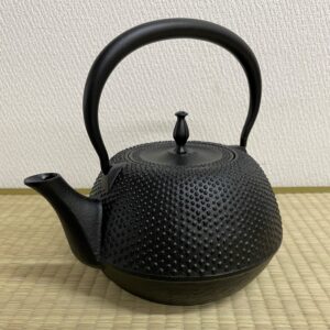 南部鉄器 南部アラレ 鉄瓶 1.2L 直火 ih対応 日本製 金気止め 南部鉄瓶 大容量 急須 やかん 南部鉄 鉄分 補給 ヤカン おしゃれ 茶器 コーヒー 国産 茶瓶 オシャレ お茶 鉄器 お土産 贈り物 プレゼント ギフト 割れない 鉄分補給 かっこいい 大きい ケトル IH 霰 白湯