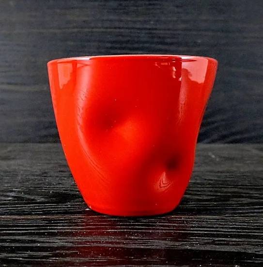 色 本朱、漆黒 材質 ガラス、特殊漆、金箔、銀箔、その他 サイズ 直径：各87mm 高さ：各約75mm（240ml） 重量：各157g 商品説明 食洗機対応!漆黒（内梨地） 昔からの漆器塗りに伝わる塗り技法「梨地塗り」。 梨地粉の金粉がいろいろな角度でシェイプの形を煌めかせ 鮮やかに表現しています。＜カラーバリエーション＞ フリーカップ古代 内梨地2種類 食洗機対応OK。漆黒（内梨地） 昔からの漆器塗りに伝わる塗り技法「梨地塗り」。 梨地粉の金粉がいろいろな角度でシェイプの形を煌めかせ 鮮やかに表現しています。