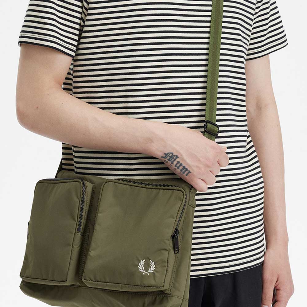 FRED PERRY フレッドペリー Nylon Pocket Side Bag L7270v71（UNIFORM GREEN / WARM GREY） ショルダーバッグ ボディバック サイドバッグ