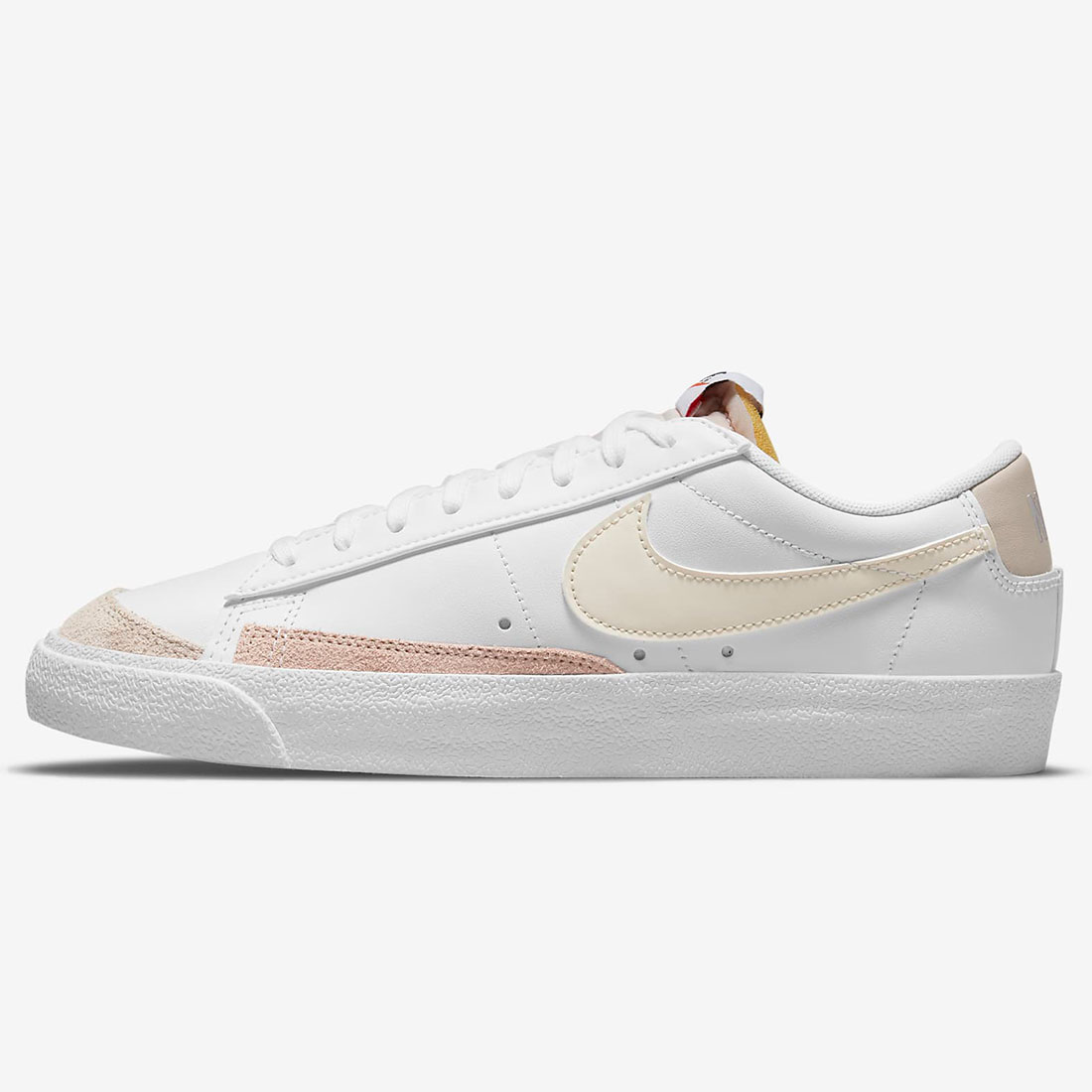 ナイキ ブレーザー ロー '77 NIKE W BLAZER LOW '77 ホワイト/フォスルストーン/パールホワイト/ピンクオックスフォード DC4769-108 ナイキジャパン正規品