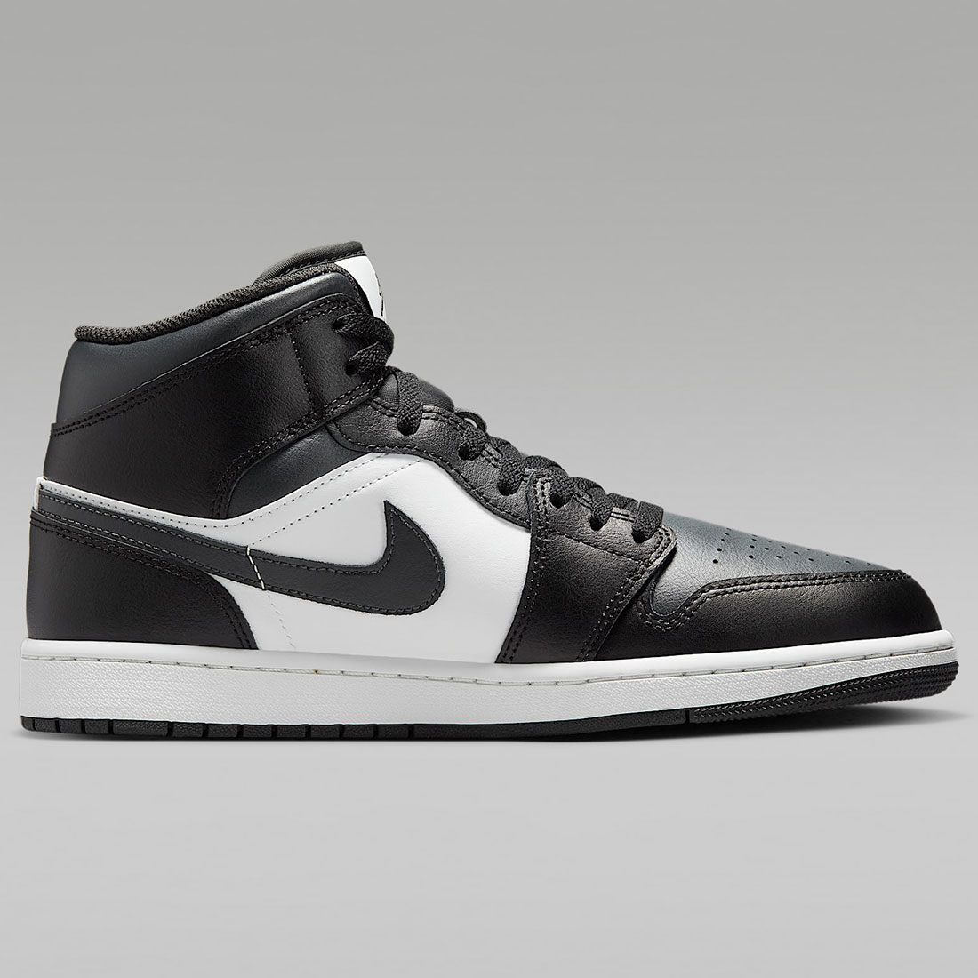 ナイキ エア ジョーダン 1 ミッド NIKE AIR JORDAN 1 MID ブラック/サミットホワイト/オフノワール DQ8426-010