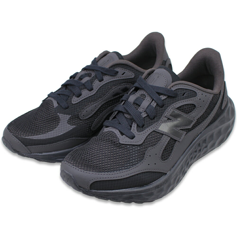 【商品の箱/袋・中の包装紙・製造について】商品は発送前に重々検品を行っておりますが、全商品が店頭販売品の為、商品によっては【靴箱の破損・色あせ】や【靴箱内の包装用紙破れ・用紙なし】【製造上のボンドの付着・シミ】が生じる場合がございます。また、正規の箱が著しく破損している際は、代替の靴箱を使用する場合もございます。アパレル商品に関しましては、代替の保存袋を使用する場合がございます。上記の内容での返品・交換や、商品状態の指定等はできませんので予めご了承下さい。モニターの発色具合によって実際のものと色が異なる場合があります。【欠品について】在庫が実店舗と連動しておりますので、ご注文ができる状態でも欠品となる場合がございます。その際は、弊社よりメールにてご連絡の上、ご注文が「欠品キャンセル」となる場合がございますので、予め何卒ご了承下さいませ。10-02-25ニューバランス メンズ スニーカー 2E ブラック 黒 MARISTX4 Fresh Foam Arishi v4 ランニングシューズ フレッシュフォーム アリシ newbalance商品の特徴Fresh Foam Arishi v4 新色登場 ニューバランス メンズ スニーカースポーツから普段使いまで、幅広いシーンに対応する人気モデル「Fresh Foam Arishi v4（フレッシュフォーム アリシ v4）」に待望の新色が登場しました。ニューバランスらしいスタイリッシュなデザインと快適な履き心地を兼ね備え、ランニング、ウォーキング、フィットネスはもちろん、タウンユースやカジュアルコーデにもマッチする万能スニーカーです。ニューバランスの先進テクノロジーを搭載本モデル「MARISTX4」は、ニューバランスが誇る独自のクッショニング素材 Fresh Foam（フレッシュフォーム）ミッドソール を採用。精密に設計された構造が、着地時の衝撃をしっかり吸収し、軽量でありながら高い反発性を実現しています。足全体を包み込むようなフィット感で、長時間のランニングやウォーキングでも疲れにくく、ストレスフリーな履き心地を提供します。メッシュアッパーによる快適な通気性アッパーには、肌触りが良く通気性に優れたソフトメッシュ素材を採用。暑い季節でも蒸れにくく、快適な足環境をキープします。さらに、縫い目のないシームレスオーバーレイ構造により、足あたりを軽減し、スリークで洗練されたシルエットを実現。機能性とデザイン性の両立を追求しています。2E設計で快適なフィット感日本人の足型にもフィットしやすい「2E」サイズを採用。無理なく自然な履き心地を提供します。ランニングやウォーキングなどのスポーツシーンだけでなく、長時間の立ち仕事や旅行などでも快適に過ごせます。耐久性と安定性に優れたアウトソールアウトソールには耐久性のあるラバー素材を採用。日常の使用やトレーニングでの摩耗にも強く、長く愛用できます。屈曲性に優れ、自然な歩行や走行をサポート。ランニング初心者から日常使いを重視する方まで、幅広くおすすめできるモデルです。2000年代ランニングをモチーフにしたデザインデザイン面では、2000年代のランニングシューズをモチーフとしたアッパーデザインを採用。人工皮革とメッシュを組み合わせたレイヤリングデザインは、軽量性を損なわず、適度な重厚感と高級感を演出。ネイビーの新色は落ち着いた雰囲気で、カジュアルからスポーツまで幅広く活躍します。さまざまなシーンで活躍ランニング・ウォーキング：クッション性のあるFresh Foamミッドソールが、膝や足への負担を軽減。ジム・フィットネス：軽量性と安定性がトレーニングを快適にサポート。タウンユース・カジュアルコーデ：シンプルで洗練されたデザインが、ジーンズやチノパンなど幅広いスタイルにマッチ。旅行やアウトドア：軽量かつ通気性の高いメッシュアッパーで、長時間の移動でも快適。商品特徴ニューバランス メンズ スニーカー「Fresh Foam Arishi v4」2E設計で快適なフィット感ブラックカラーで幅広いコーデに対応Fresh Foamミッドソールで高いクッション性と軽量性を両立メッシュアッパーで通気性抜群シームレス構造で足あたりが優しく、スタイリッシュなデザイン耐久性に優れたラバーアウトソールランニング、ウォーキング、普段使いまで幅広く活躍新しい「Fresh Foam Arishi v4」で、毎日をもっと快適に、もっとアクティブに。スポーツから日常まで、あなたの足元をスタイリッシュにサポートする1足です。素材アッパー：人工皮革/合成繊維アウトソール：ゴム底展開サイズ25.0cm 25.5cm 26.0cm 26.5cm 27.0cm 28.0cm