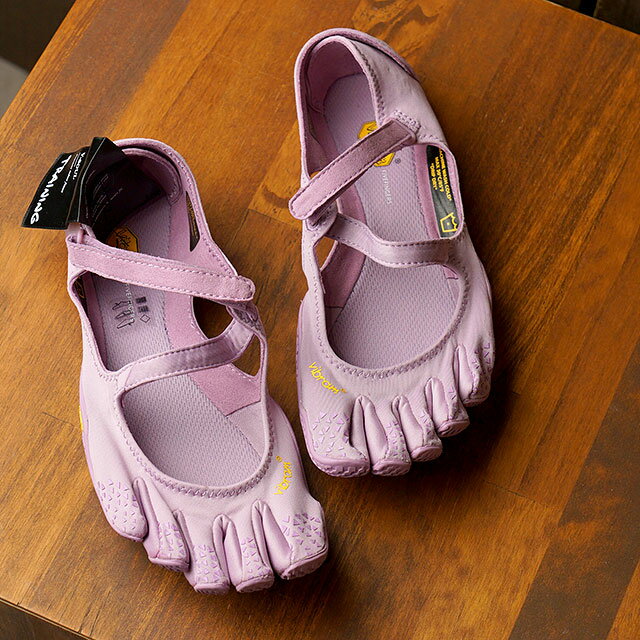 [ ブランド ] ビブラム ファイブフィンガーズ　vibram fivefingers [ ジャンル ] 5本指シューズ／ベアフット [ 素　 材 ] アッパー：Shiny Polyester 中敷：2mm PU Foam + Wooly Poly Sockliner アウトソール：3.5mm Rubber 室内用トレーニングシューズとしても活躍！ シンプルで女性らしいデザインで裸足感覚で履けるモデルです。足の甲部分が調節可能なので甲高の方にもおすすめ。指まわりの生地も柔らかく履き心地抜群です。室内トレーニング用シューズとしても◎。ソールは地面に吸い付くようなグリップ性と柔軟性を兼ね備え、パフォーマンスを最大限に引き出してくれます。ノンマーキング加工なので床なども傷つけません。 ■サイズ測定方法 ビブラムファイブフィンガーズを心地よく履くためには一番適切なサイズを知る事が何よりも大切です。壁に足をかかとから付け、壁から一番長い指までの長さ（エジプト型の方であれば親指、ギリシャ型の方であれば人差し指）を測ってみてください。実際の裸足の長さに、0.7〜1.0cmを足した数字を選ぶと、多くの方にとって適切なサイズとなります。 ■注意点 ・ビブラムファイブフィンガーズを履いてランニングをする際は、必ずフォアフット着地（かかとではなく、足の前方つま先に近い方を使っての着地）を心がけてください。通常の運動靴を使っている時のようにかかと着地をしてしまいますと、関節を痛める要因になります。 ・クッションのきいた靴から履き替える際に、慣れるまでの間は長時間でもご使用をお控えください。疲労骨折の要因となります。 ・長時間裸足で着用する場合、摩擦により擦れる場合がございます。予めご了承ください。 シューズ/靴/5本指/ベアフット/ビブラムソール ※在庫の管理には万全を期しておりますが、実店舗との在庫共有や仕入先様在庫状況の変化により売り違いが発生してしまう場合もございます。誠に恐れ入りますがご理解の上、ご了承下さい。