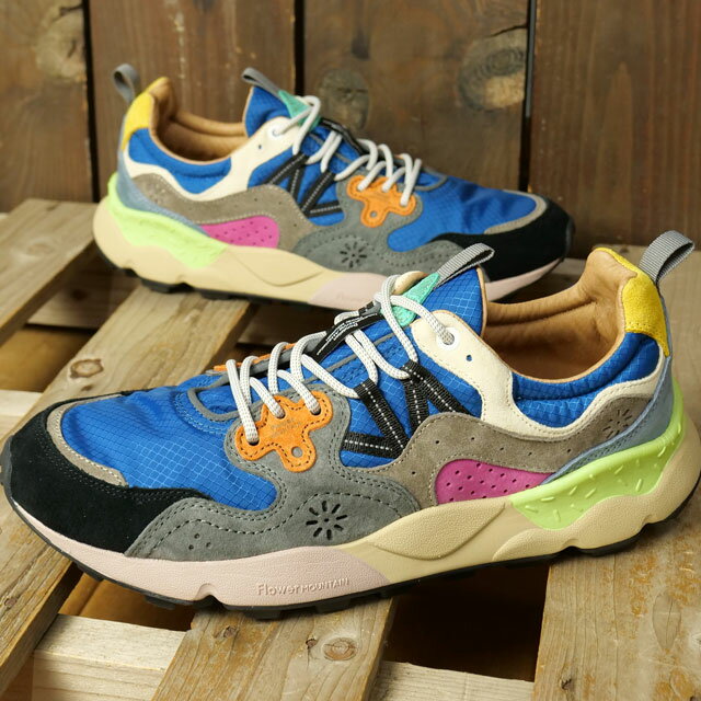 靴によって大きさって違いますよね？ ◆サイズ選びにお悩みの方◆ 当店調べではありますがサイズ目安表をご用意しました。 ご購入の際のご参考にご利用下さい。 基準値は？（当店参考値です） ・アディダス　スタンスミス　普通/やや幅狭 ・コンバース　ジャックパーセル　普通/やや幅狭 ・バンズ　全般　普通/普通 ・パトリック　スタジアム　普通/やや幅狭 ・グラビス　ターマック　普通/普通 ・レッドウィング（Dワイズ）　やや大きい/普通 ※上記値は当店スタッフが着用した感じでの値です。サイズ選びの際の目安としてあくまでもご参考までにご活用ください。 [ ブランド ] フラワーマウンテン　Flower MOUNTAIN [ ジャンル ] スニーカー [ 素　 材 ] アッパー：ナイロン／ピッグスエード Flower MOUNTAINの原点と言えるモデル「YAMANO」を再デザイン フラワーマウンテンは、デザイナーの太田圭輔氏とヤン・チャオ氏が 2015年に立ち上げたブランド。二人の手掛けるシューズは、自然の動植物から切り出した情景をコンセプトにハンドメイドによる高度な技術を駆使して製作される、一際目を引く独創的なデザインが特徴です。見た目もさることながら、街中やフェスやキャンプなどのアウトドアシーンにもフィットする機能性と抜群の履き心地を併せ持ち、世界のバイヤーから高い評価を集めています。 フラッグシップモデル「YAMANO」が体現するブランドのコンセプトに新たなデザインライン・新規の素材の使用・新カラーコンビネーションなど新たな再解釈が加えられた『YAMANO3』。ライニングには抗菌・防臭機能があるMicroban社製の素材を使用し、インソールにはコルク素材を使用することで吸湿性に優れています。カラフルで外出が楽しくなるようなマルチカラーコレクションの一足。FlowerMOUNTAINが積み重ねてきたアーバンとアウトドアが融合した世界観がストレートに表現された、ブランドを代表するモデルを是非ご堪能ください。 靴/シューズ/フットウェア/shoes/sneaker/footwear/フェス/アウトドア/メンズ ※在庫の管理には万全を期しておりますが、実店舗との在庫共有や仕入先様在庫状況の変化により売り違いが発生してしまう場合もございます。誠に恐れ入りますがご理解の上、ご了承下さい。